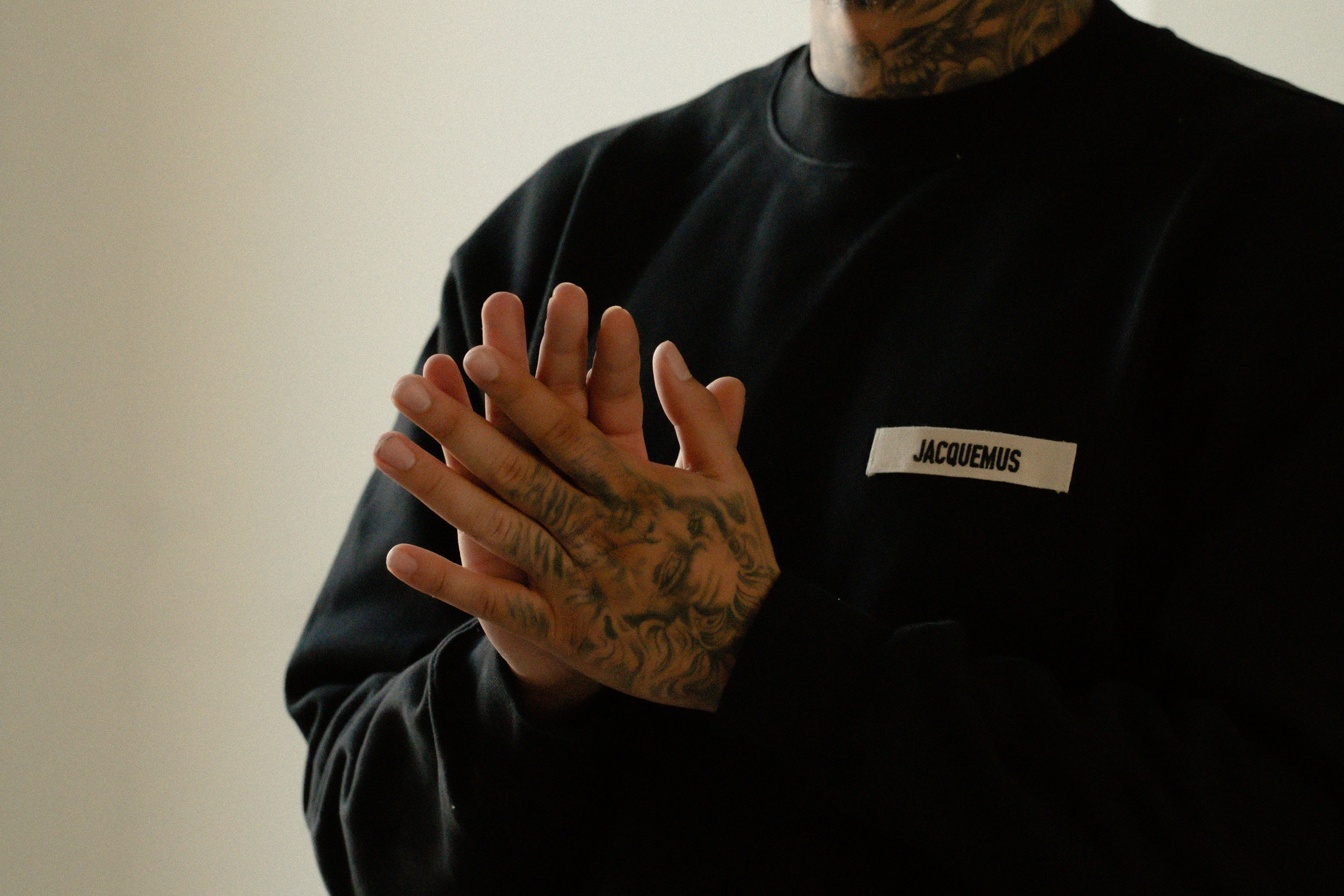 Homme portant un sweatshirt noir Jacquemus