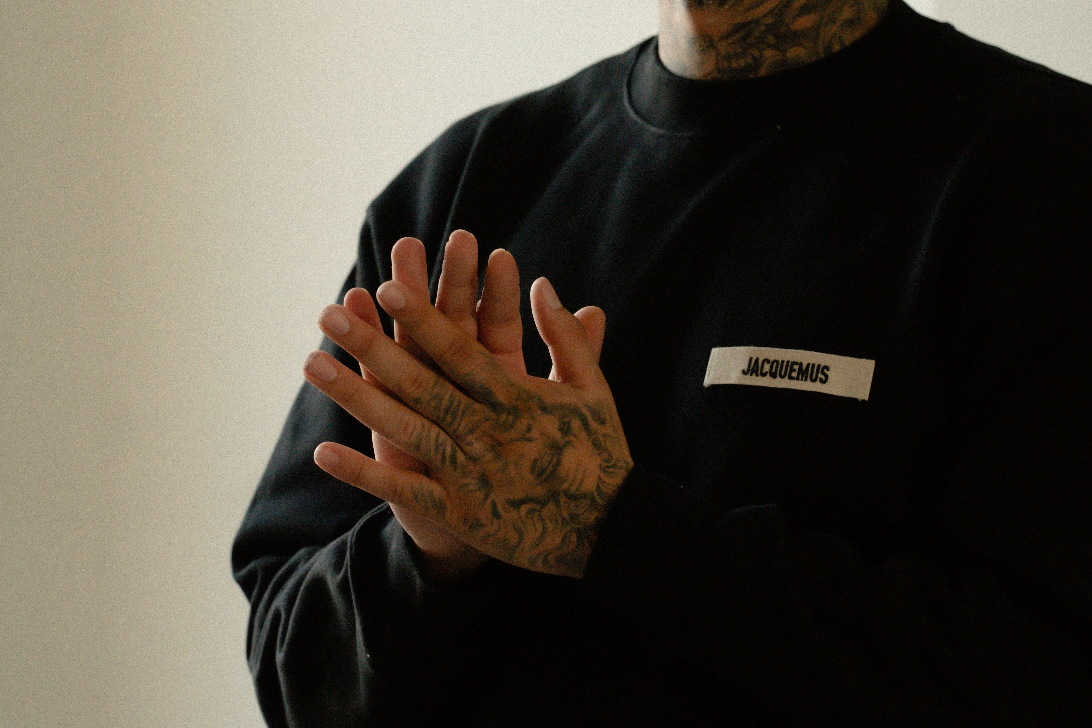 Homme portant un sweatshirt noir Jacquemus